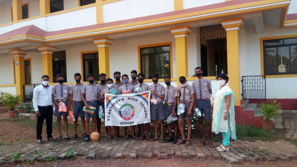 Students-along-with-faculty-members-while-being-presented-with-the-football-shoes-donated-by-students-of-VMSIIHE